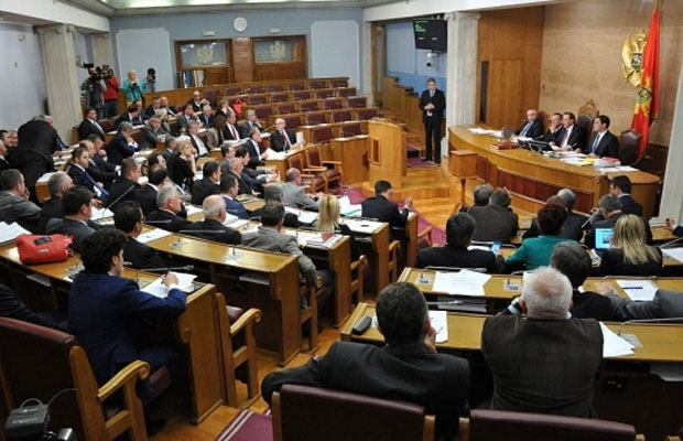 Скупштина ЦГ: Уз потпис покојника  узимали налоге!